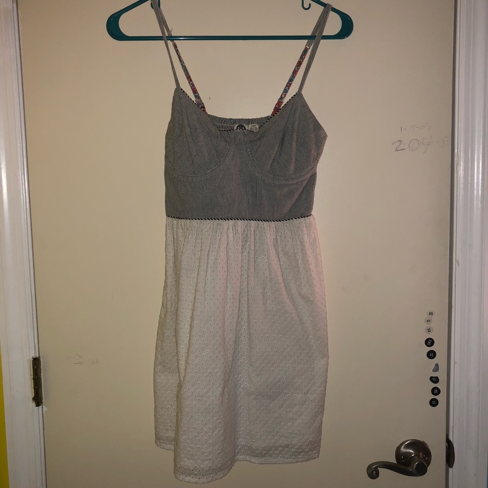 Short Grey and white Roxy Dress